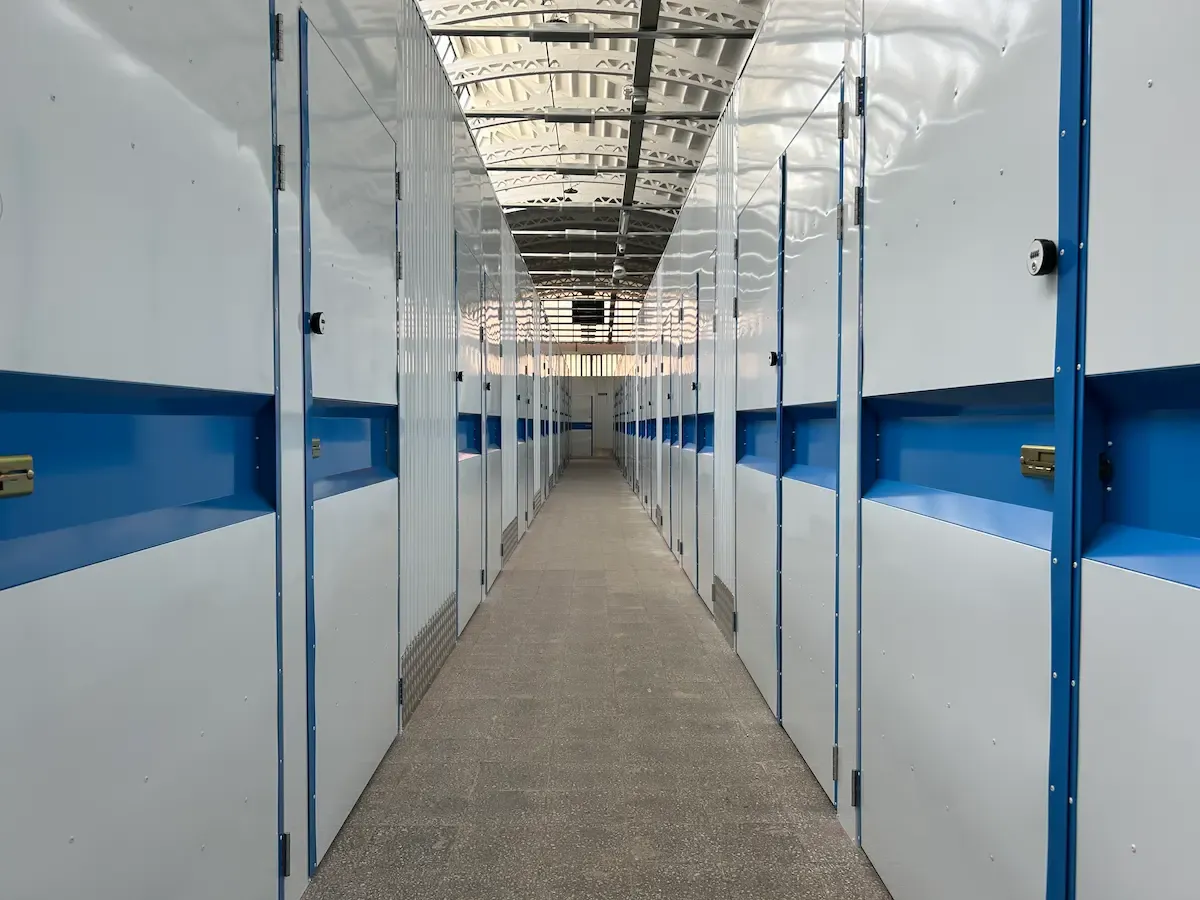 Interno corridoio moderno di un self storage a Biassono con box sicuri e puliti di diverse metrature.